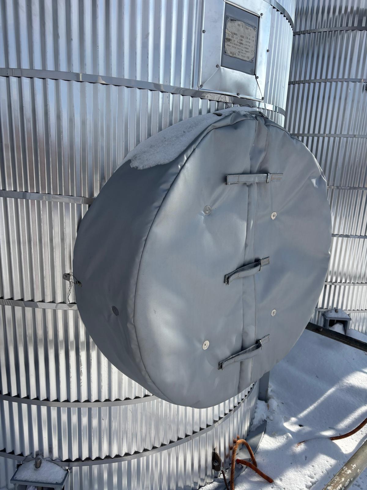 Large circular manway cover with custom insulation blanket